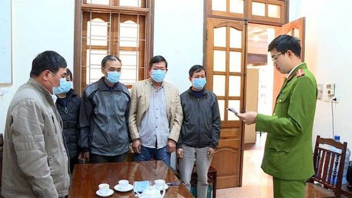 Phá vụ án Lạm quyền trong khi thi hành công vụ: Mới đây, Cơ quan Cảnh sát điều tra Công an tỉnh Hưng Yên đã ra Quyết định khởi tố vụ án hình sự, khởi tố 8 bị can trong vụ Lạm quyền trong khi thi hành công vụ xảy ra từ năm 2003 đến năm 2008 tại xã Dị Sử, huyện Mỹ Hào (nay là phường Dị Sử, thị xã Mỹ Hào), tỉnh Hưng Yên. Trong số đó có Nguyễn Quang Phục - Bí thư Đảng ủy phường Dị Sử và Vũ Văn Ngọc - Chủ tịch UBND phường Dị Sử. Từ năm 2003 đến năm 2008, các bị can đã bán và giao đất trái thẩm quyền đối với 640 suất đất (tổng diện tích 68.843,7 m2) tại xã Dị Sử.