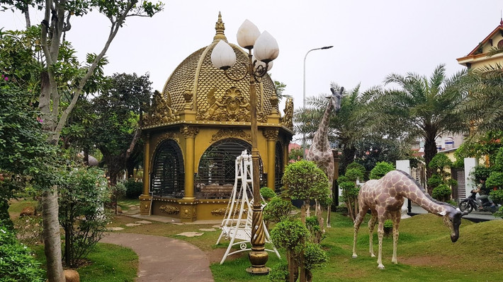 Mỗi tháng ông Chiến cũng bỏ ra số tiền lớn để trang trải chi phí nhân công chăm sóc công viên.