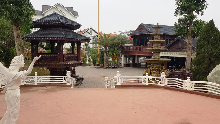 Lãnh đạo xã Hưng Đạo khi trao đổi với báo chí cũng cho rằng: “Đây là công trình “phúc lợi” có ý nghĩa xã hội rất lớn vì luôn mở rộng cửa cho nhân dân tham quan. Nếu đặt vấn đề tháo dỡ cần phải tính toán xem được gì và mất gì”.