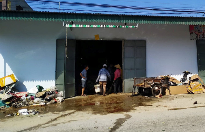 Tử vong do cưa đầu đạn để lấy sắt vụn bán: Chiều 22/3/2023, người dân nghe tiếng nổ lớn tại nhà anh Mai Đình Sơn (41 tuổi, thôn 1, xã Quảng Nhân, Quảng Xương, Thanh Hóa) chuyên mua bán phế liệu. Vụ nổ khiến anh Sơn tử vong. Trước thời điểm xảy ra vụ nổ, anh Sơn mua lại đầu đạn này của 1 người mua bán nhỏ. Đại lý thu gom sắt vụn không nhập hàng là đầu đạn, thiết bị gây nổ nên anh Sơn để lại. Chiều ngày 22/3, anh này mang ra cưa để lấy phế liệu thì xảy ra vụ việc đáng tiếc trên.