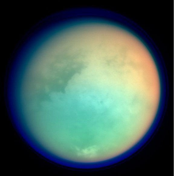 NASA mô tả mặt trăng Titan giống như một bản sao hoàn hảo nhất của Trái đất khi có những cảnh quan như núi, sông, biển. Nơi đây cũng có mây, gió, mưa... giống như hành tinh xanh mặc dù "nước" bên trong các dòng sông và biển cả nơi đây là methane và ethane lỏng. Ảnh: NASA/JPL/Space Science Institute.