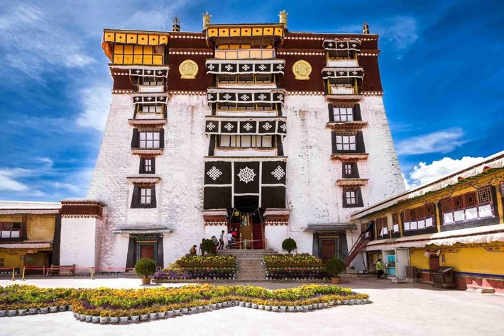 Cung điện Potala có chiều cao 117m và tổng diện tích hơn 360 km2. Trong đó, diện tích xây dựng hơn 130 km2 với 13 tầng. Bên trong cung điện gồm hơn 1.000 phòng nhỏ cùng nhiều Phật điện. Ảnh: wondersoftibet.