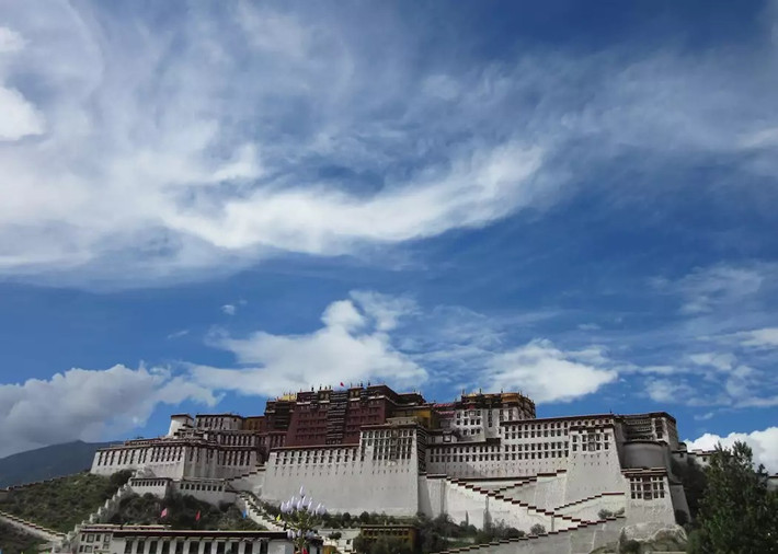Nhờ vậy, phần mái của cung điện Potala luôn lấp lánh ánh hoàng kim, nhiều bảo tháp làm từ vàng nguyên khối... Ảnh: audleytravel.