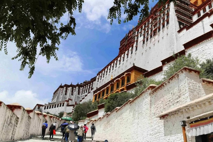 Điểm nổi bật của cung điện Potala là Hồng Cung và Bạch Cung. Trong đó, Hồng Cung hay Cung điện Đỏ, cao 7 tầng, có bề ngoài màu đỏ và vàng rực rỡ. Đây là nơi có các linh tháp chứa linh cốt của các vị Đạt Lai Lạt Ma đã viên tịch và Phật điện. Ảnh: wondersoftibet.