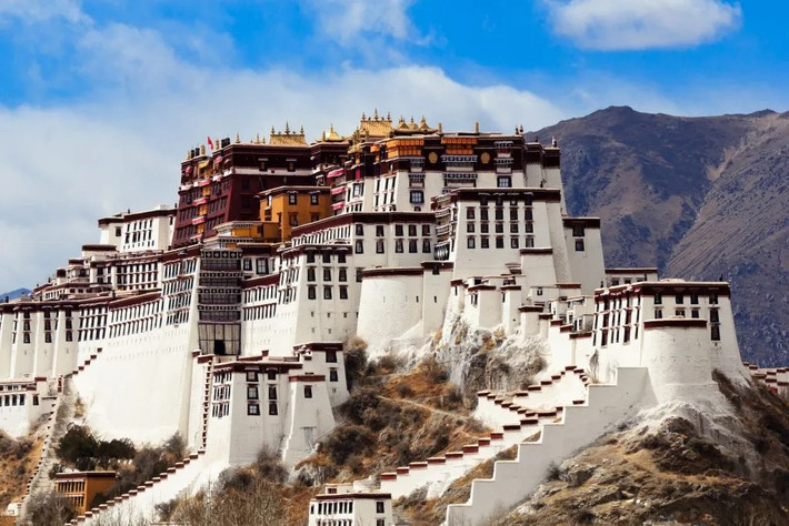  Cung điện Potala nằm ở Lhasa, Tây Tạng là một công trình kiến trúc mang tính biểu tượng và nổi tiếng trên thế giới. Công trình gây ấn tượng với công chúng bởi nhiều điều đặc biệt. Ảnh: wondersoftibet.