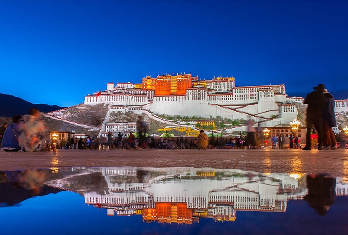 Tương truyền, khi xây dựng cung điện Potala, Vua Tùng Tán Cán Bố đã bỏ ra một khoản tiền khổng lồ. Một số nguồn tin cho rằng, hơn 30 tấn vàng đã được sử dụng để xây dựng cung điện linh thiêng này. Từ đây, nhiều người tò mò số vàng khổng lồ đó lấy từ đâu. Ảnh: himalayanglacier.
