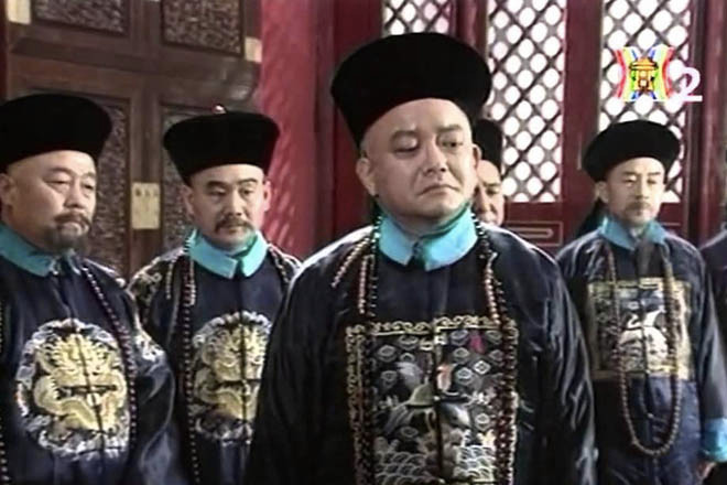 Người ta sẽ cho than hồng vào ống khói giữa nồi, thổi gió từ dưới lên khiến cho than cháy đỏ từ đó tạo ra hơi nóng làm chín thức ăn trong nồi lẩu.