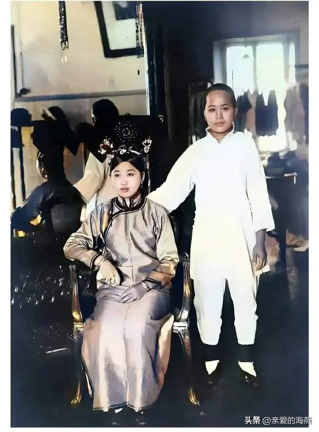 Nhờ AI, các chuyên gia đã phục chế ảnh chụp một cách cách nhà Thanh là con gái của Cung Thân vương Dịch Hân. Bên cạnh nàng cách cách này là một nha hoàn. Khi xem ảnh, nhiều người nhận thấy con gái của Cung Thân vương Dịch Hân là một mỹ nhân tuyệt sắc. Nhan sắc của nàng ấn tượng hơn nhiều phi tần.