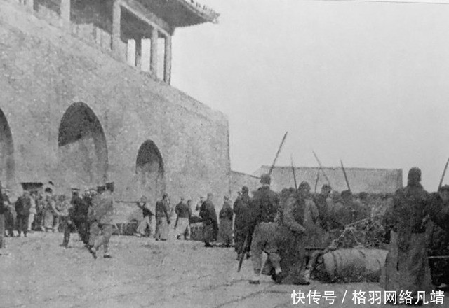 Do vậy, Phổ Nghi cùng mọi người trong cung vội vã thu dọn hành lý. Ông hoàng cuối cùng của nhà Thanh ra lệnh cho cung nữ, thái giám mang theo nhiều đồ đạc quý giá.