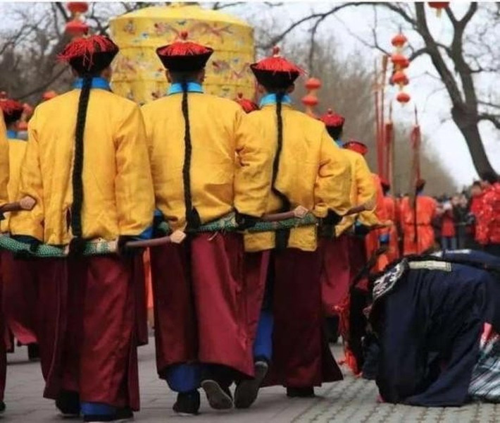Cụ thể, trong một lần đi săn, hoàng đế Càn Long cùng nhiều quan lại cưỡi ngựa mang theo cung tên tiến vào bãi săn để săn thỏ, gà rừng, nai, chó sói... Khi mọi người đổ đi khắp nơi săn bắn, nhà vua bất ngờ bị một đàn sói hung dữ vây quanh. Nếu chúng đồng loạt tấn công thì nhà vua sẽ gặp nguy hiểm.