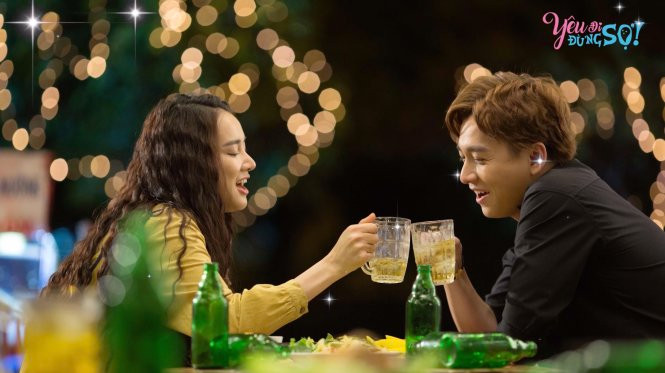 Gần đây bộ phim Yêu đi đừng sợ với sự tham gia của Ngô Kiến Huy và Nhã Phương được khen nhẹ nhàng, dễ xem. Dẫu vậy với chàng ca sĩ này các vai diễn của anh trong các phim thường na ná nhau, đó cũng là lý do Ngô Kiến Huy cần bứt phá để tạo được dấu ấn trong lòng khán giả. (Ảnh: Tuổi Trẻ)