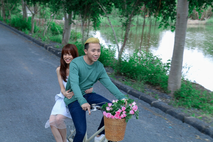 Trong "Chờ em đến ngày mai" Trấn Thành vào vai chàng ca sĩ thần tượng mắc bệnh hiểm nghèo, đóng cặp cùng An Nguy. Tuy vậy vai diễn của Trấn Thành không được đánh giá cao và gương mặt tài năng của điện ảnh Việt này vẫn phải loay hoay trong việc tìm kiếm một vai diễn ghi dấu ấn. (Ảnh: Thế giới điện ảnh)