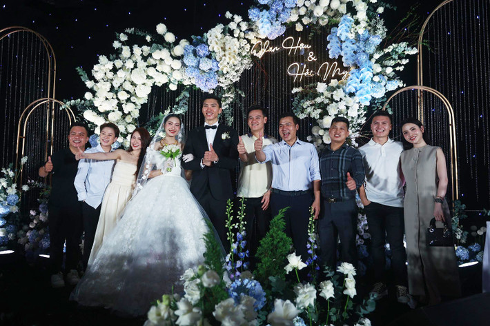 Chiều ngày 11/11, lễ cưới của Doãn Hải My và Đoàn Văn Hậu đã diễn ra tại Thái Bình - quê nhà của chú rể. Trong tiệc cưới tại gia đình nhà trai, cô dâu Doãn Hải My lựa chọn khoác lên người bộ váy cưới tinh khôi đến từ thương hiệu thời trang của nhà thiết kế Phương Linh.