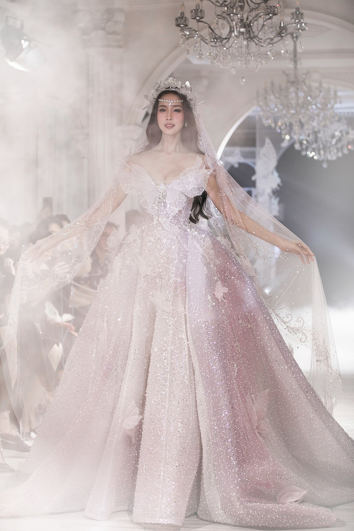 Mới đây, buổi ra mắt BST Fairy Dream - Giấc mơ tiên quy tụ nhiều ngôi sao đình đám của Vbiz đến tham dự như: Lona Kiều Loan, Wowy, Ưng Hoàng Phúc - Kim Cương, Thu Thuỷ, Liêu Hà Trinh, cặp đôi Kiều Ngân - Tronie, vợ chồng Minh Nhựa, vợ chồng Đoàn Di Băng... Hoa hậu Bảo Ngọc đảm nhận vai trò người mẫu trình diễn bộ sưu tập.