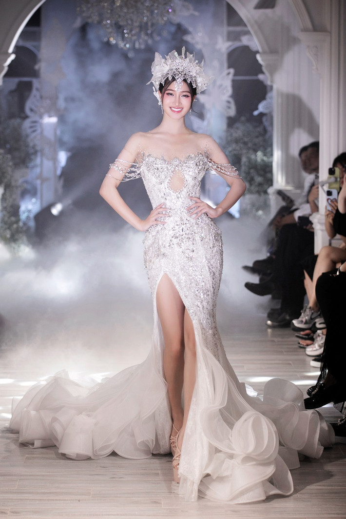 Vóc dáng của Phương Nhi hoàn mỹ hơn nhờ kỹ thuật váy corset và tạo sóng 3D uyển chuyển theo từng bước chân. Chi tiết đính kết ở ngực và chuỗi trang sức trễ vai tạo điểm nhấn, giúp nàng hậu toả sáng trên sàn diễn.