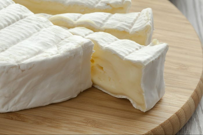 Bạn sẽ không bao giờ có thể ăn pho mát Camembert thực sự ở Mỹ. Tại sao? Bởi vì nó được làm từ sữa "thô" chưa được tiệt trùng, có thể chứa tất cả các mầm bệnh và vi khuẩn có hại.