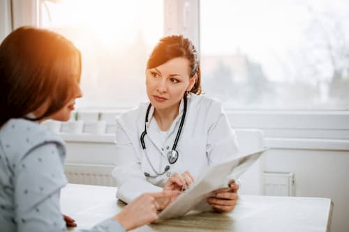 Nếu chú ý đến việc đi tiểu hàng ngày, bạn sẽ phát hiện ra những bất thường sớm hơn. Khi bị viêm cổ tử cung, chị em có thể gặp tình trạng tiểu tiện khó khăn thậm chí là tiểu khó, màu sắc nước tiểu không có gì lạ, chủ yếu là tần suất đi tiểu tăng lên và cảm giác buồn tiểu thay đổi. Ảnh minh họa.