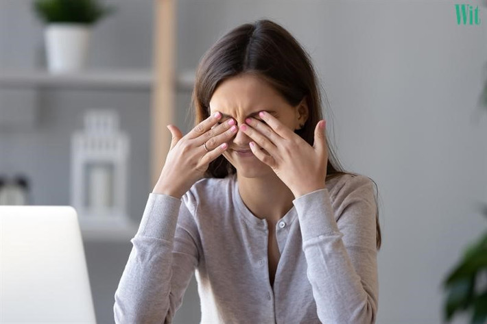 5. Bị các bệnh nghiêm trọng: Mí mắt giật vô thức khi nói chuyện với người khác có thể là do có khối u trong thân não, khối u này phát triển, tạo nên sự chèn ép dây thần kinh mặt. Nếu không chú ý đến thì lâu dài sẽ gây biến chứng nguy hiểm.