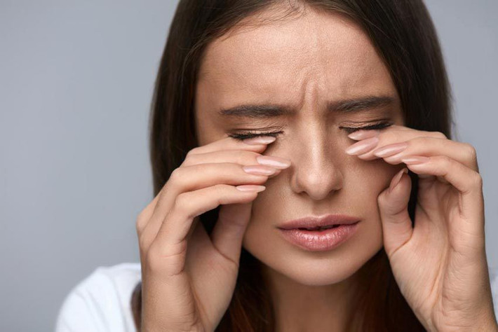4. Bị ảnh hưởng bởi tác dụng phụ của thuốc: Đây cũng là một yếu tố phổ biến, nhiều người sử dụng thuốc giãn phế quản hoặc thuốc điều chỉnh nhịp tim cũng có thể khiến mí mắt bị giật.