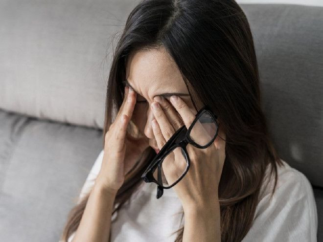 Các bác sĩ cũng chỉ ra 3 bước để mọi người tự kiểm tra xem các dây thần kinh mặt và mắt có bình thường hay không: 1. Hãy tươi cười, 2. Giơ tay lên, nếu thấy hai bên mặt không đối xứng hoặc chiều cao cánh tay chênh lệch, hãy chuyển sang bước 3, thêm một bài kiểm tra khác, đó là để ý xem mình có hay nói những câu không rõ nghĩa hay không.