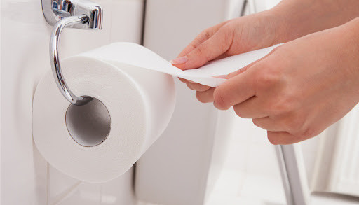 1. Phân có máu, nhất là khi các triệu chứng diễn ra lặp đi lặp lại 2. Đau bụng dữ dội, mức độ đau vượt quá cảm giác đại tiện bình thường 3. Tình trạng táo bón ngày càng nghiêm trọng.