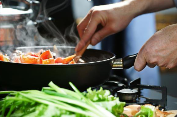 Các chất gây ung thư phổ biến trong nhà bếp: Chất gây ung thư chính là khói nấu ăn được tạo ra khi nấu nướng. Khói chứa các hợp chất như Hydrocacbon thơm đa vòng, Amin thơm dị vòng và Biphenyl polychlorinated, có thể xâm nhập vào cơ thể con người qua đường hô hấp. Ảnh minh họa.