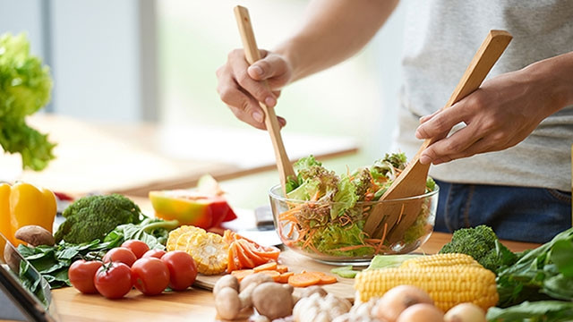 Thứ tư, những người sống lâu chân tay hoạt động tốt, không gặp vấn đề gì trong việc chăm sóc bản thân, thường không bị chóng mặt và đau đầu. Ngược lại, những người mắc các bệnh về mạch máu não không chỉ có tỷ lệ tử vong cao mà tỷ lệ tàn tật cũng cao. Nhiều bệnh nhân mắc bệnh mạch máu não sau hồi phục cũng phải đối diện với các loại di chứng, cả đời không lo được cho mình thì không thể sống lâu được.