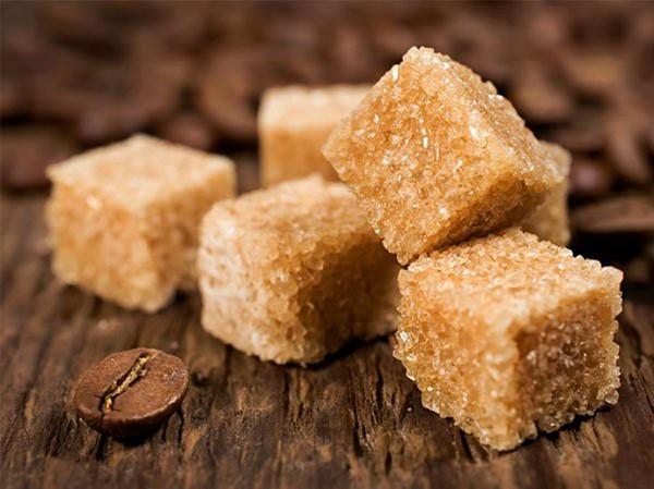 Cô Dương là người có thói quen mỗi sáng uống một tách cà phê nóng, buổi chiều sẽ uống một tách trà nóng, buổi tối sẽ thêm một bát canh ngọt. Vì cho rằng ăn quá nhiều đường trắng không tốt cho sức khỏe, muốn ngon và đảm bảo sức khỏe, cô chuyển sang dùng đường nâu.