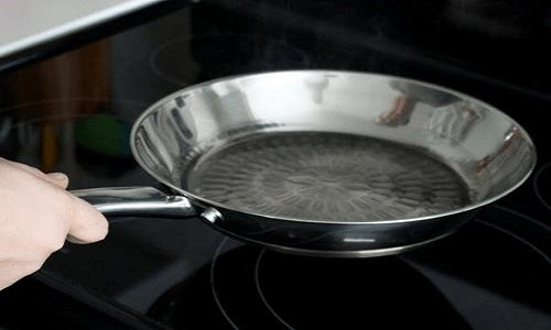 Bạn cũng có thể cân nhắc dùng thuốc chuyên bổ sung sắt. Các loại thuốc sắt thông thường cũng rất rẻ. Liều hơn 100 mg mỗi ngày có thể khắc phục tình trạng thiếu máu do thiếu sắt chỉ trong vài tuần.