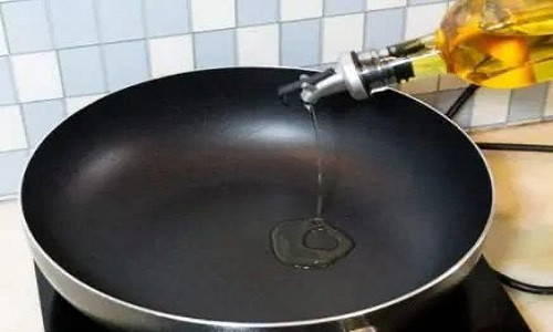 Rõ ràng, việc bổ sung sắt bằng cách sử dụng chảo, nồi sắt để nấu ăn là không hiệu quả, những người bị thiếu sắt không nên áp dụng cách này. Nếu thiếu máu do thiếu sắt xảy ra, chúng ta phải khắc phục tình trạng thiếu sắt bằng cách ăn nhiều thịt đỏ và các chế phẩm từ máu, đồng thời cũng có thể thêm một ít vitamin C.