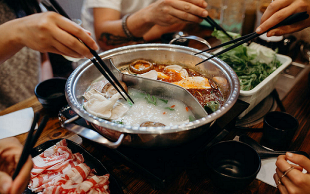 4. Những người thích ăn đồ nóng: Nếu bạn ăn thức ăn nóng trong thời gian dài, nguy cơ ung thư miệng sẽ đặc biệt cao. Nếu nhiệt độ thức ăn vượt quá 65 độ sẽ khiến niêm mạc miệng bị bỏng nặng.