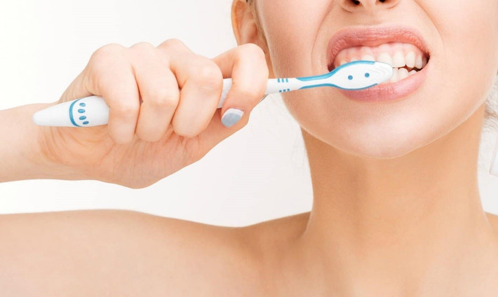 6. Những người không chú ý vệ sinh răng miệng: Nếu bạn không chú ý vệ sinh răng miệng, một số lượng lớn vi khuẩn hoặc nấm mốc sẽ phát triển trong khoang miệng, khiến niêm mạc khoang miệng bị kích ứng mãn tính, khả năng của bệnh ung thư sẽ tăng lên gấp nhiều lần.