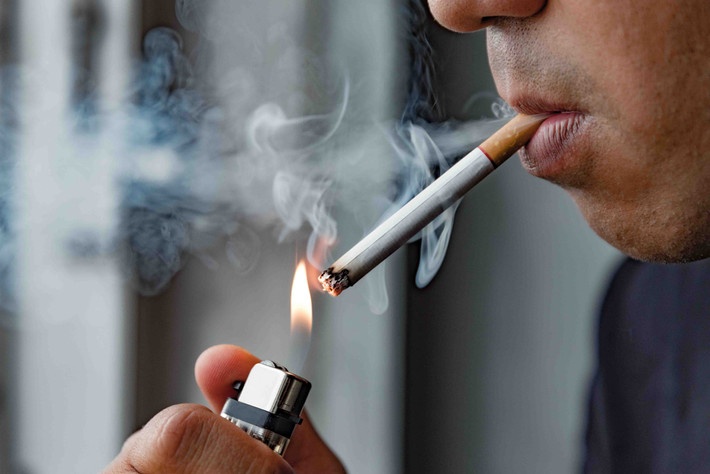 1. Người hút thuốc lâu năm: Trong thuốc lá có nhiều chất gây ung thư, đặc biệt chất benzopyrene có trong thuốc lá là chất gây ung thư mạnh. Chất gây ung thư này sẽ tác động trực tiếp lên niêm mạc miệng.