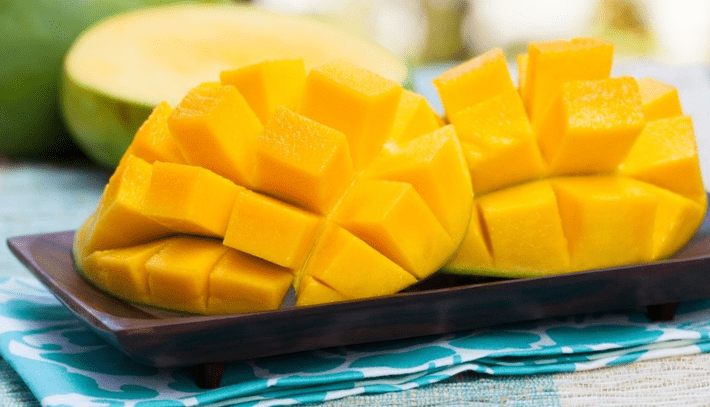 Thêm nữa, đa số các loại xoài thường ăn có vị ngọt vì chứa nhiều đường frutose. Vì vậy, tiêu thụ quá nhiều loại đường này sẽ làm tăng lượng đường trong máu và làm mất cân bằng lượng Insulin – chất duy trì đường huyết trong cơ thể ổn định.