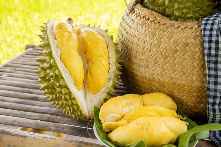 Vì lượng calo của sầu riêng rất cao, lượng calo trên 100g sầu riêng lên tới 140 calo, cao hơn lượng calo của một bát cơm, thực sự là ăn nhiều sẽ béo. Đối với những chị em đang giảm cân giữ dáng, tốt nhất hãy tránh xa sầu riêng nếu muốn duy trì một thân hình cân đối.