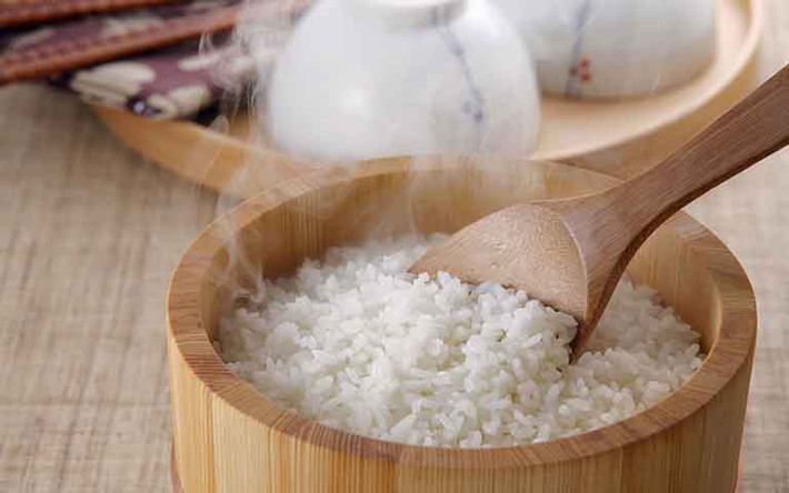 Trong quá trình làm nóng không tiêu diệt được hết vi khuẩn có thể gây ra hiện tượng tiêu chảy, nôn trớ. Nhìn chung hại nhiều hơn lợi, tốt nhất là chỉ nên nấu cơm vừa đủ, không nên để thừa. Ảnh minh họa.