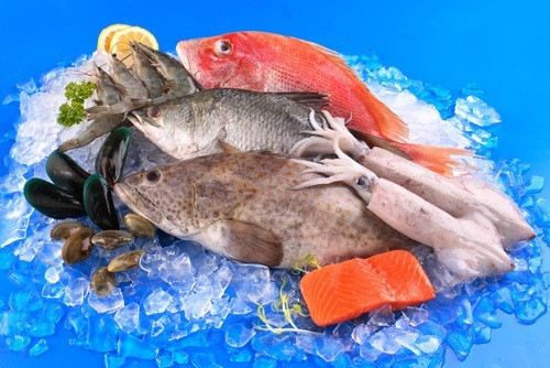 Thứ hai là hải sản đông lạnh quá lâu: Hầu hết các loại hải sản đông lạnh này đều được cấp đông trong thời gian quá dài. Khuyên bạn nên mua hải sản đông lạnh trong những siêu thị có tiếng, ghi rõ nguồn gốc và thời gian cấp đông.
