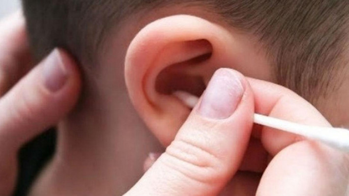 Ráy tai có cần làm sạch định kỳ không? Đây là câu hỏi nhiều người quan tâm. Theo bác sĩ Nhan, thực tế ráy tai không cần phải làm sạch. Ráy tai sẽ được chuyển hóa dọc theo các tế bào biểu bì của ống tai và nó sẽ được đào thải ra ngoài một cách tự nhiên khi con người há miệng và nhai.