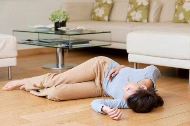 Dần dần, cô Cảnh thậm chí không thể đi lại còn bị ho khan dữ dội, kèm theo sốt, nhiệt độ cơ thể lên đến 39,2°C. Lo lắng, cô Cảnh đến bệnh viện địa phương nhưng tình trạng vẫn không cải thiện. Sau vài ngày điều trị, cô được chuyển đến Bệnh viện Nhân dân tỉnh Chiết Giang.