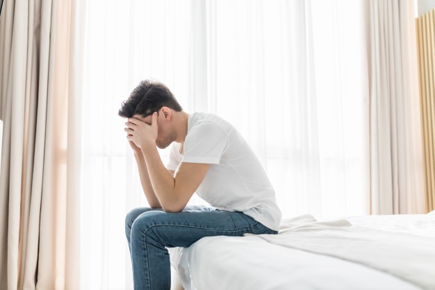 Vết hoại tử và áp-xe không được điều trị kịp thời sẽ lan nhanh ra các vùng xung quanh dưới da, nhiễm trùng nặng sẽ tạo ra nhiều khối thuyên tắc nhỏ trong mạch máu dưới da làm tắc nghẽn dòng máu dẫn đến tình trạng da bị thâm đen và hoại tử trên diện rộng, bệnh nhân cũng sẽ có các triệu chứng toàn thân như sốt, ớn lạnh, mệt mỏi, chóng mặt, khó thở.