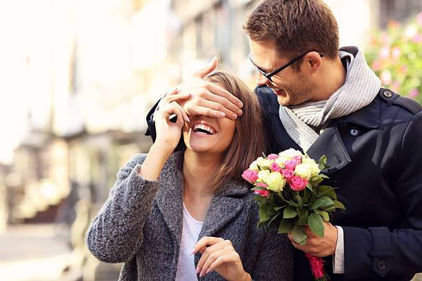 Đối với bệnh tiểu đường, nghiện rượu hoặc suy giảm miễn dịch, nhóm nguy cơ cao bị hoại thư, vết thương nhỏ hoặc tiểu phẫu ở đáy chậu phải được xử lý cẩn thận. Theo thống kê, mỗi bệnh nhân hoại thư cần trung bình 3,5 ca phẫu thuật cắt lọc, sau khi các dấu hiệu nhiễm trùng được kiểm soát, vùng tổn thương có thể được tái tạo da.