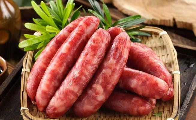 1. Thịt đã đã qua chế biến, xử lý: Để kéo dài thời hạn sử dụng của loại thịt này, một lượng lớn phụ gia thực phẩm và các chất hóa học tổng hợp được thêm vào. Sau đó, thịt cũng được xử lý qua các quá trình như quay, hun khói hoặc lên men.