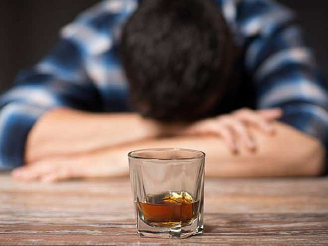 Thậm chí, trong vòng 7 ngày kể từ ngày ngừng sử dụng thuốc, bạn cũng không được uống rượu, bia và các đồ uống có chứa cồn khác. Tại sao lại như vậy, bởi những loại thuốc này có thể tạo ra phản ứng disulfiram với rượu, gây tích tụ chất độc acetaldehyde trong cơ thể, nguy hiểm đến tính mạng.