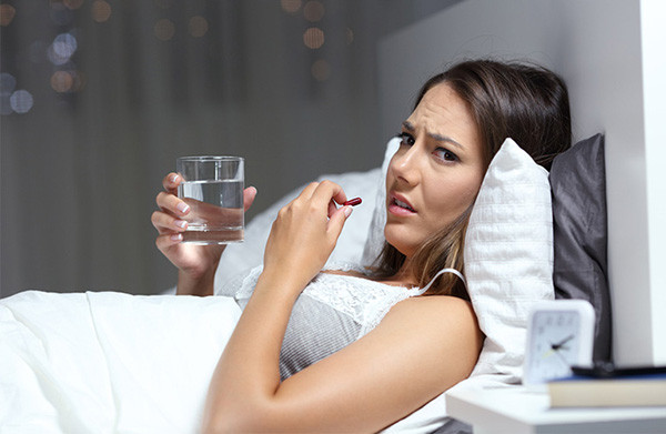 1. Nằm ngay sau khi uống thuốc: Đối với hầu hết các loại thuốc uống, bạn có thể ngồi hoặc đứng khi uống thuốc, uống với 100-200ml nước ấm. Ưu điểm của việc ngồi hoặc đứng là thuốc có thể nhanh chóng đi qua thực quản xuống đường tiêu hóa và tránh thuốc dính vào thực quản, gây kích ứng niêm mạc thực quản.