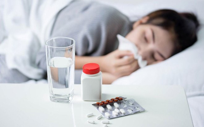 Nếu nằm ngay sau khi uống thuốc, điều này khiến thời gian thuốc đi qua thực quản sẽ bị kéo dài, thậm chí có thể gây viêm loét dạ dày tá tràng do niêm mạc bị kích thích, làm chậm quá trình hấp thu thuốc và giảm tác dụng của thuốc. Đối với một số loại thuốc gây kích ứng niêm mạc đường tiêu hóa như alendronat, tốt nhất sau khi uống thuốc nên ngồi hoặc đứng ít nhất 30 phút, không nên nằm.