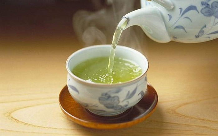 4. Uống trà sau khi uống thuốc: Nhiều người thích uống trà và cũng có thể uống trà khi đang dùng thuốc. Tuy nhiên, các loại thuốc như aspirin, các chế phẩm men sinh học, sắt sulfat, canxi gluconat,… không được uống chung với trà.