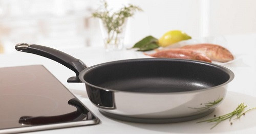 Thế còn nồi, chảo chống dính thì sao? Ai đã dùng chảo chống dính đều biết nó tốt, dễ sử dụng, tốn ít dầu mỡ, dễ dàng vệ sinh. Nhưng khi đáy nồi bị trầy xước, nổi những đường lốm đốm, hoặc bong cả mảng chống dính lớn, rất nhiều người sợ rằng chất phủ chống dính này có độc.