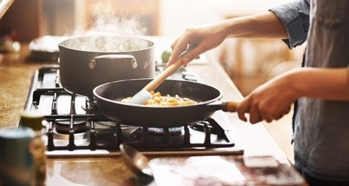 Nhìn chung, trong cuộc sống hàng ngày, chỉ cần nhiệt độ nấu nướng được kiểm soát phù hợp, không cần lo lắng về sự phân hủy của các chất độc hại từ lớp phủ Teflon của chảo chống dính, điều này sẽ không gây hại cho sức khỏe con người, hãy yên tâm sử dụng. Tuy nhiên, chảo chống dính cần được bảo dưỡng đúng cách, nếu đáy chảo bị bong tróc nhiều thì nên thay mới.
