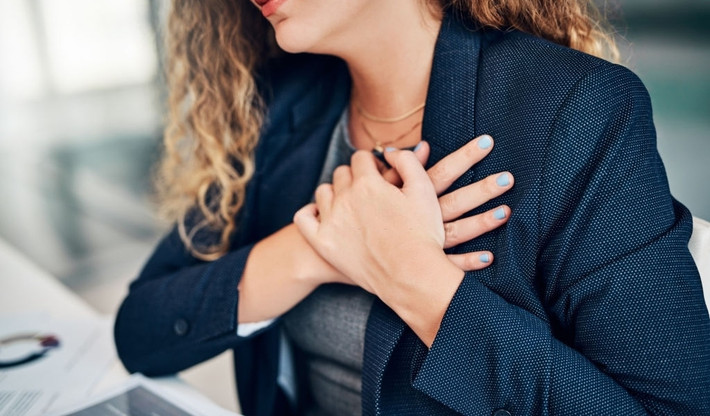 Các trường hợp nhẹ sẽ biểu hiện bằng việc khó thở, trường hợp nặng thường thở nông và nhanh kéo dài. Nếu phát hiện mình có triệu chứng trên vào buổi sáng, lập tức đến bệnh viện ngay.