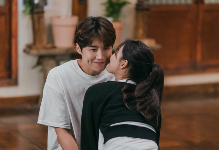 Đã là vợ chồng thì chuyện hôn nhau là điều thiết yếu. Nụ hôn cũng giúp nâng cao chất lượng đời sống vợ chồng, là cách để thể hiện tình yêu. Hơn nữa, hôn cũng có những lợi ích nhất định đối với cơ thể, có thể thúc đẩy quá trình bài tiết estrogen của con người, tuy nhiên, phải nắm vững phương pháp hôn đúng, nếu không có thể gây ra các hậu quả khó lường. (Ảnh minh họa)